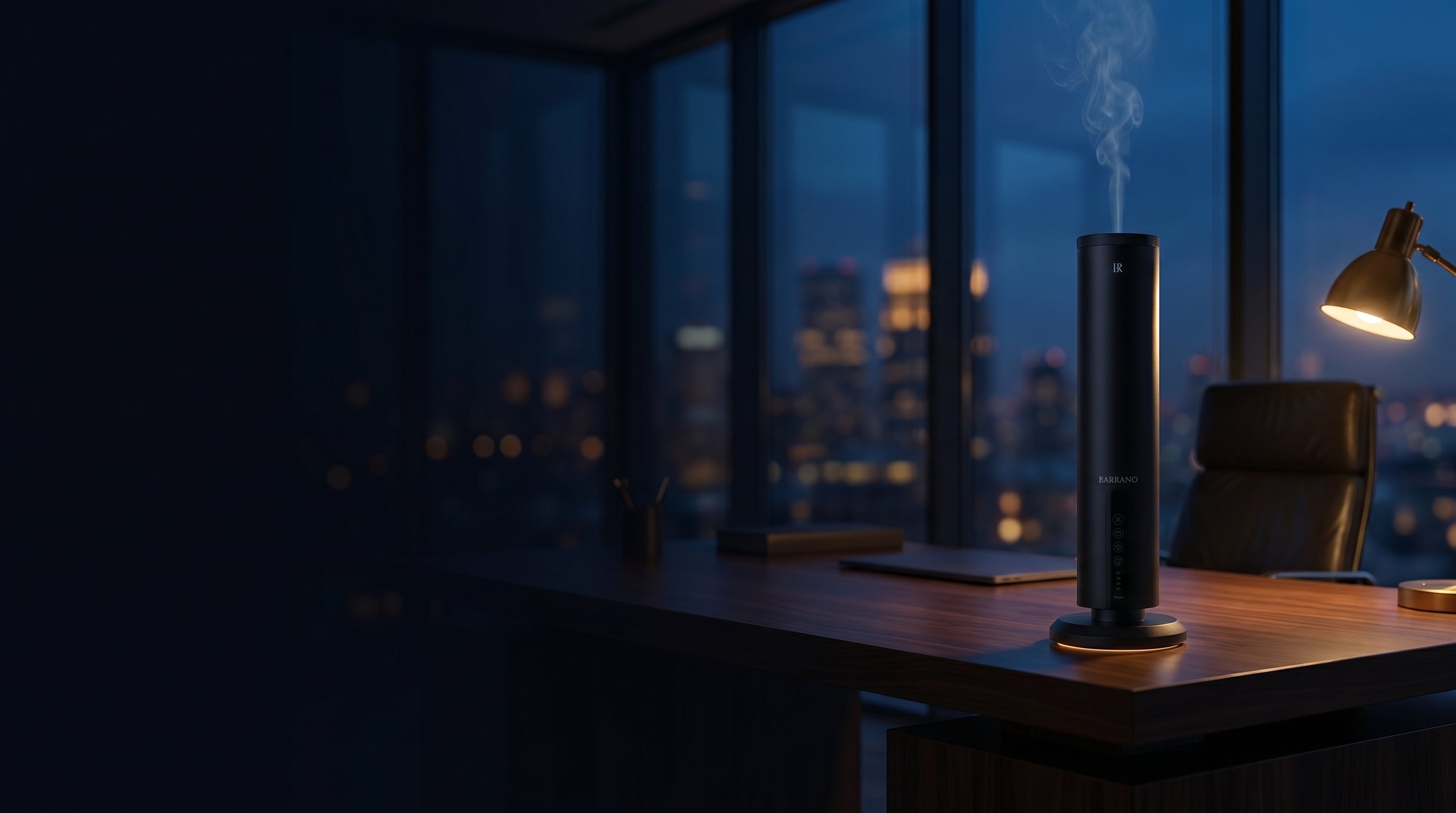 Difuzor Barrano Lumo Black pe birou executive cu vedere city skyline night — B2B discovery call background