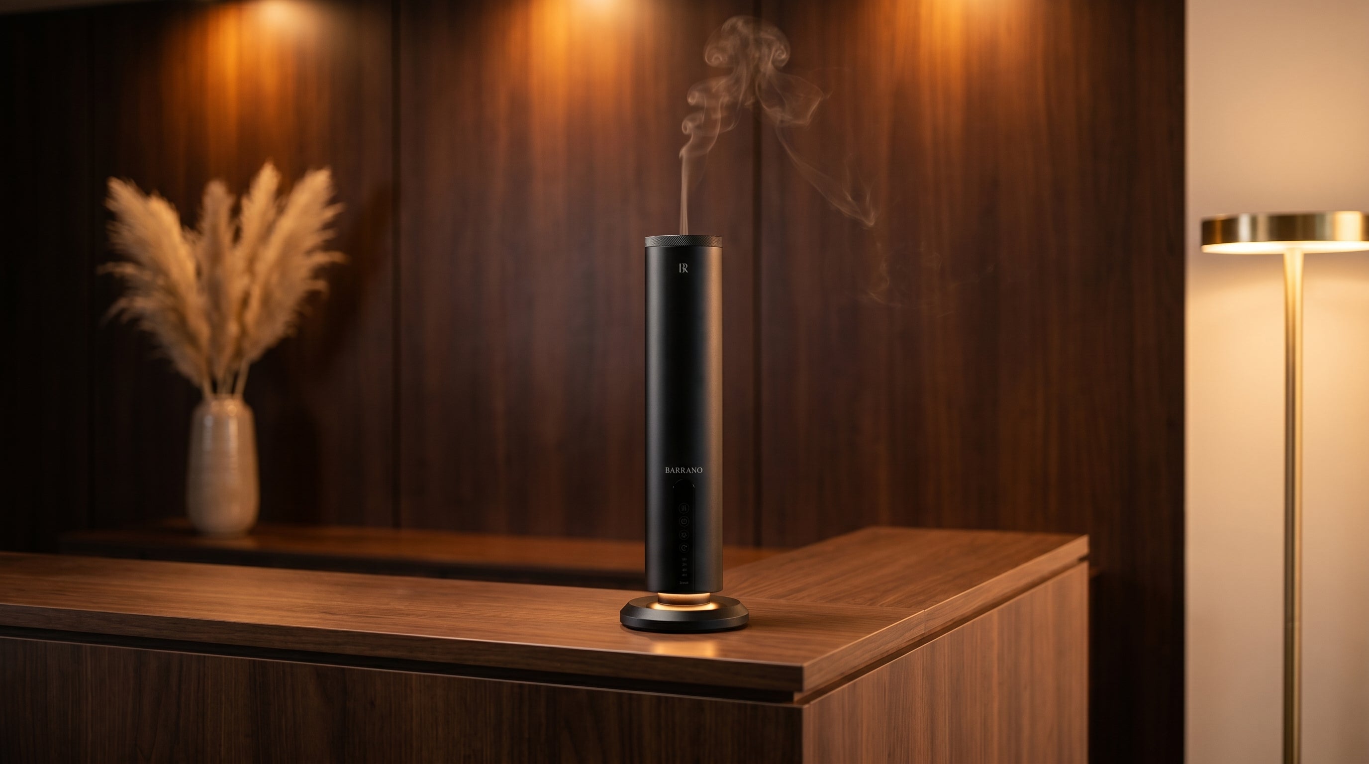 Atmosferă hotel-grade — difuzor Lumo Black în lobby cu lambriuri din nuc, Barrano marketing olfactiv B2B hospitality