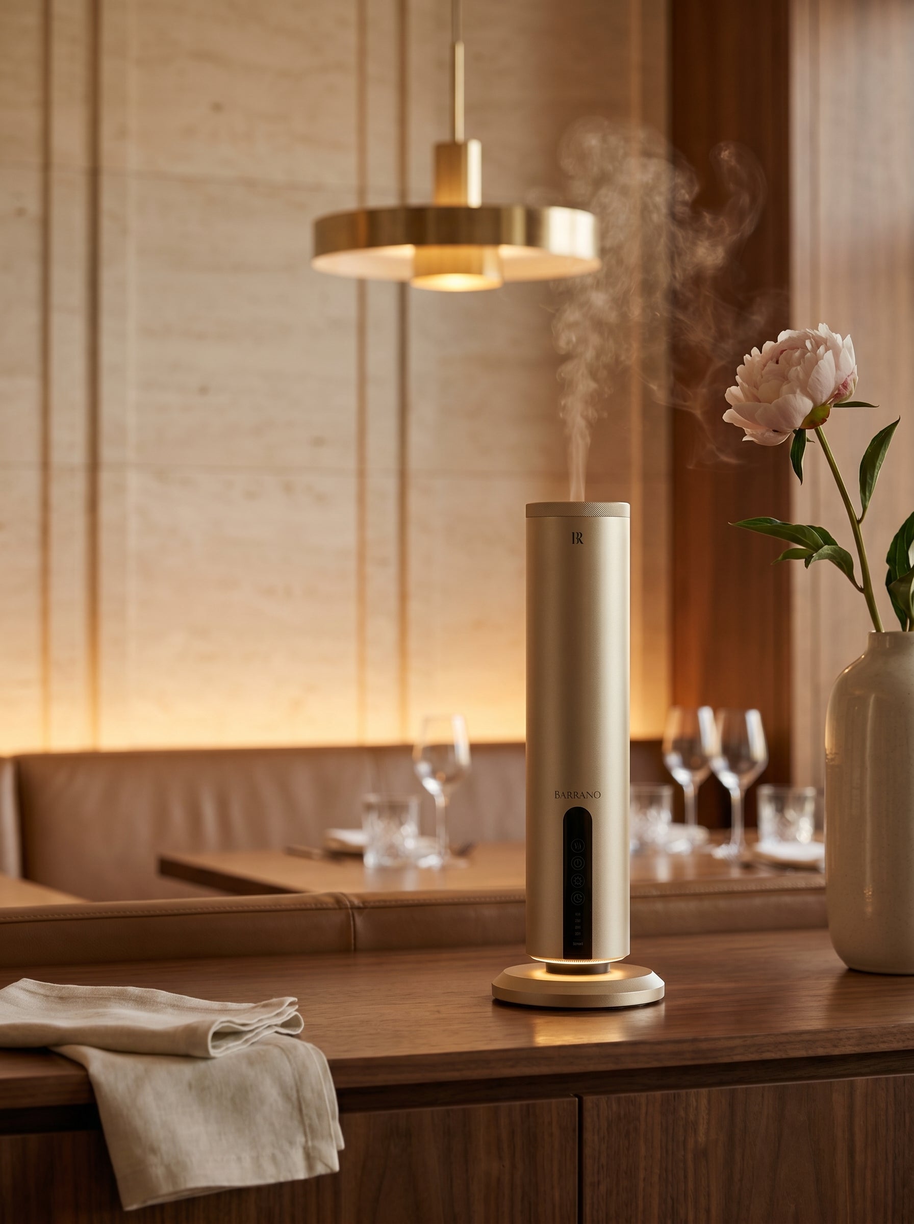 Difuzor profesional Barrano Lumo Gold pe consolă walnut în restaurant hotel 5 stele cu pendant brass și bonjur peony — marketing olfactiv hospitality