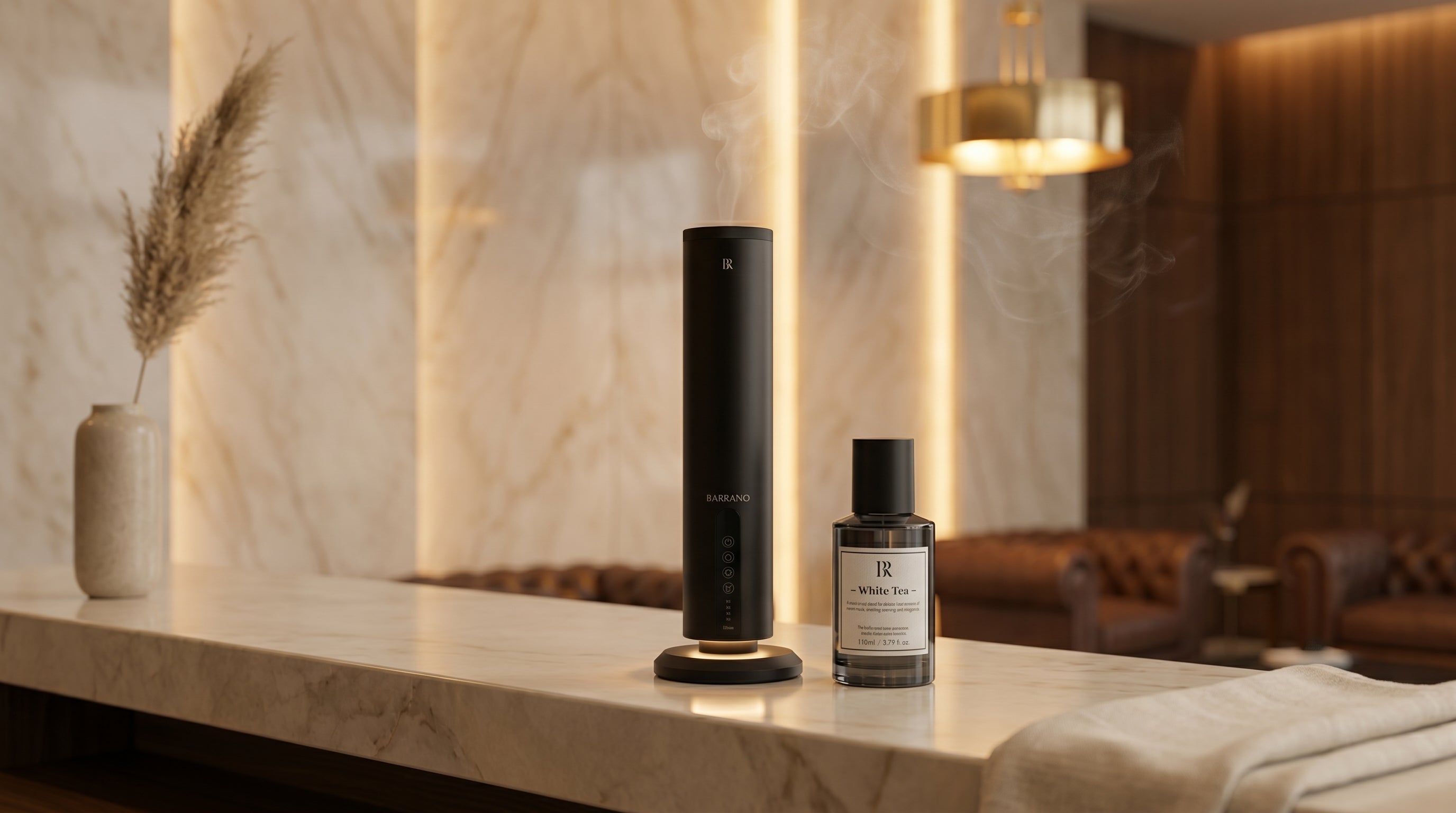 Lumo Black difuzor profesional pe recepție hotel 5 stele cu marmură crem și White Tea — marketing olfactiv signature scent B2B