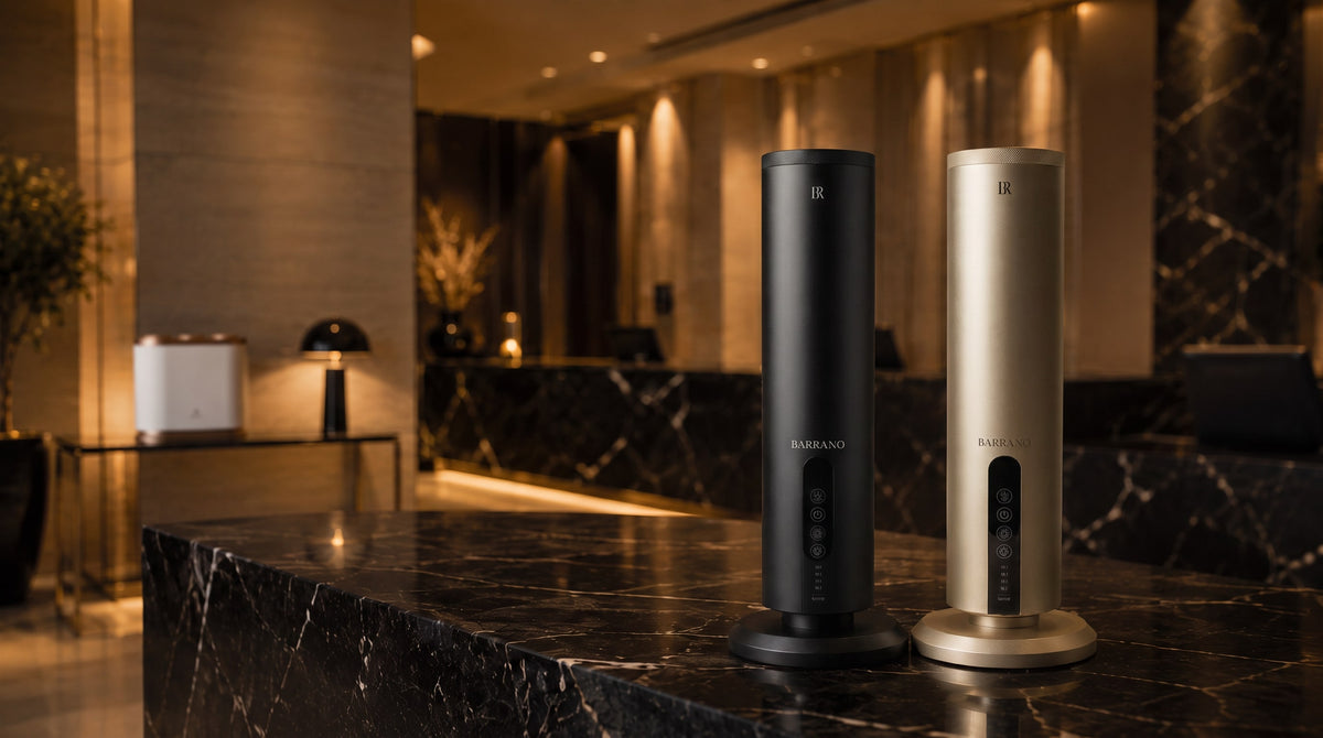 Odorizant profesional pentru hotel — difuzoarele Barrano Lumo Black și Lumo Gold pe recepția unui hotel